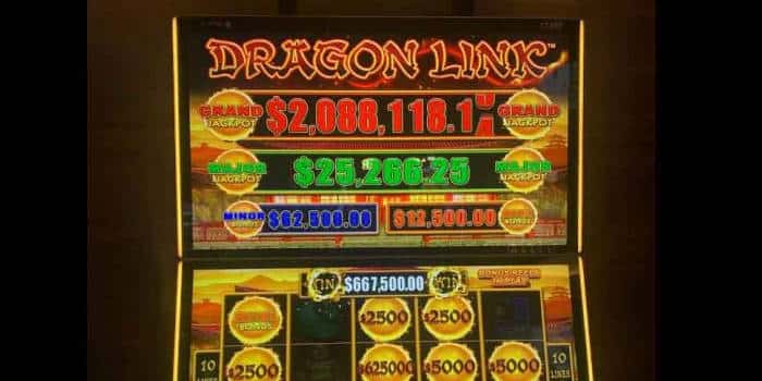 ผู้ชายครอบรถของเขาด้วยลายการ์ตูนของ Dragon Link, เกมโปรดของเขา