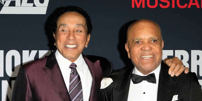 Smokey Robinson ต้องเผชิญกับคดีร้องเรียนเกี่ยวกับการโดนหลงรังสีสำหรับ $50 ล้านบาท